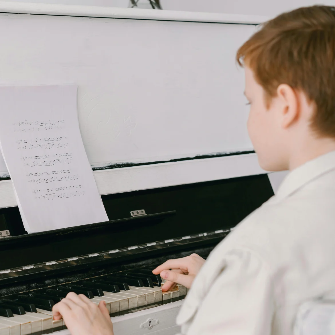 jong pianotalent achter de piano