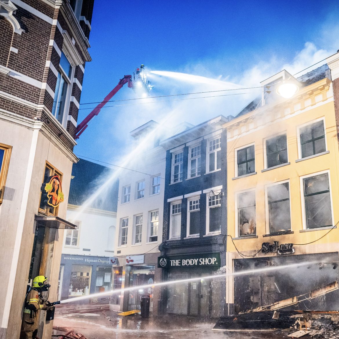 Grote brand in Arnhem verwoest zeker tien historische panden: 'Onze mooie binnenstad, mijn lieve buren'