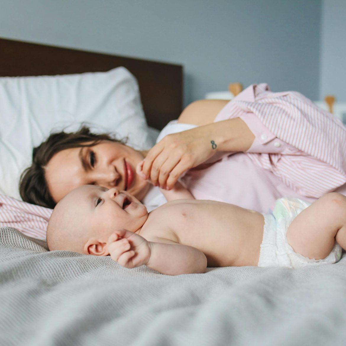 baby met moeder in bed