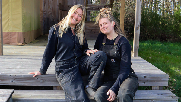 Besties Eva en Dana beginnen camping in Frankrijk: 'We zijn als een geoliede machine'