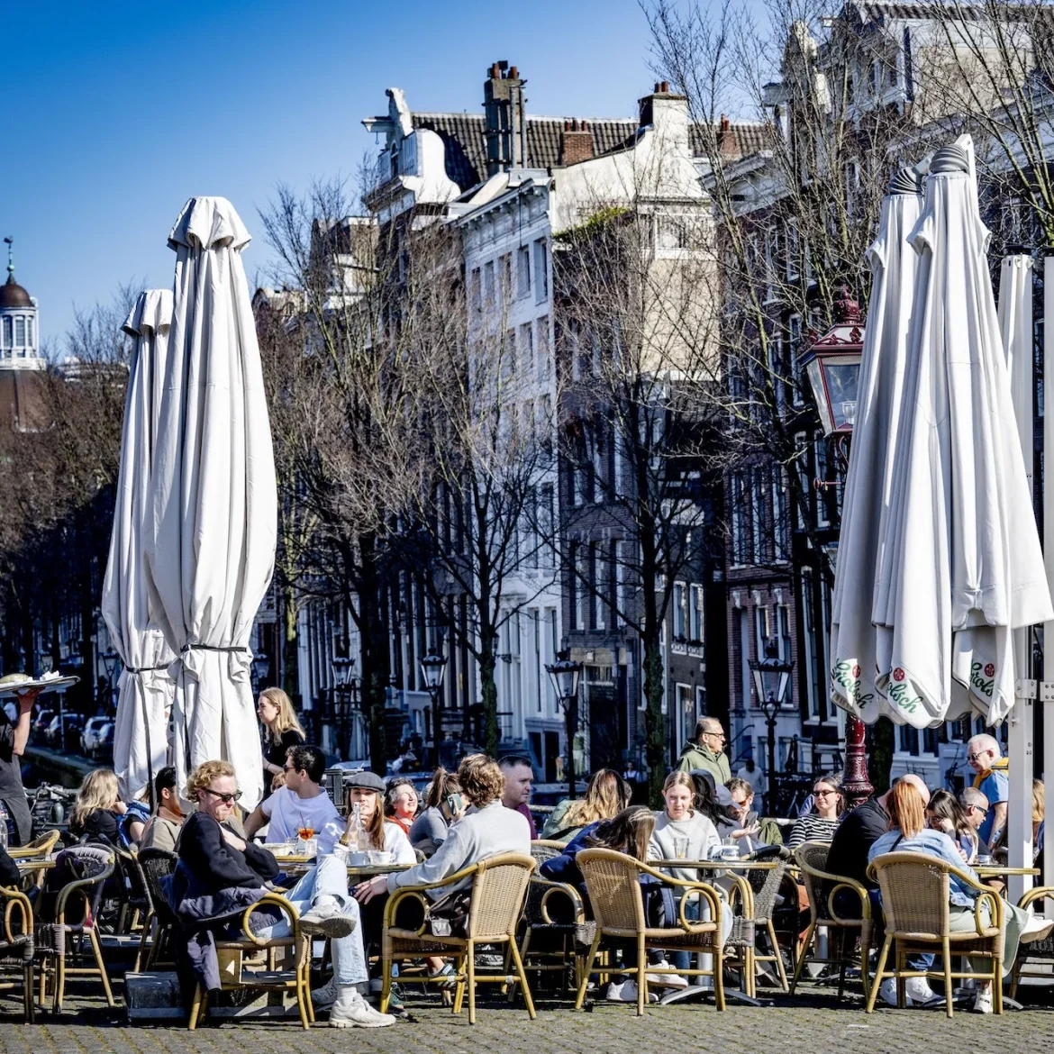 mensen op het terras op de warmste 8 maart