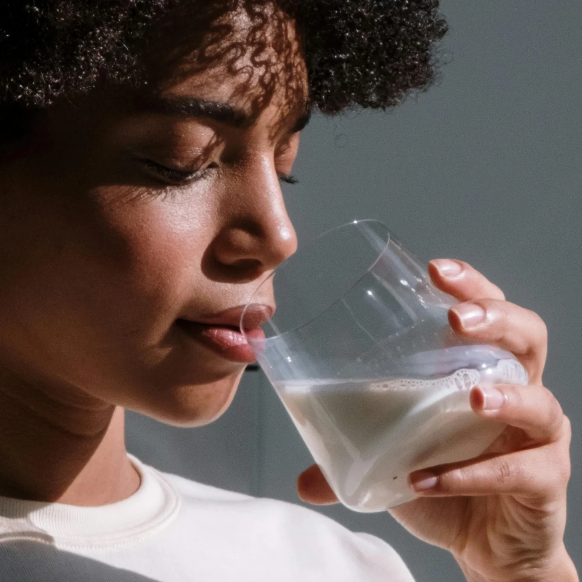 Vrouw drinkt water voor de hik