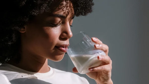 Vrouw drinkt water voor de hik