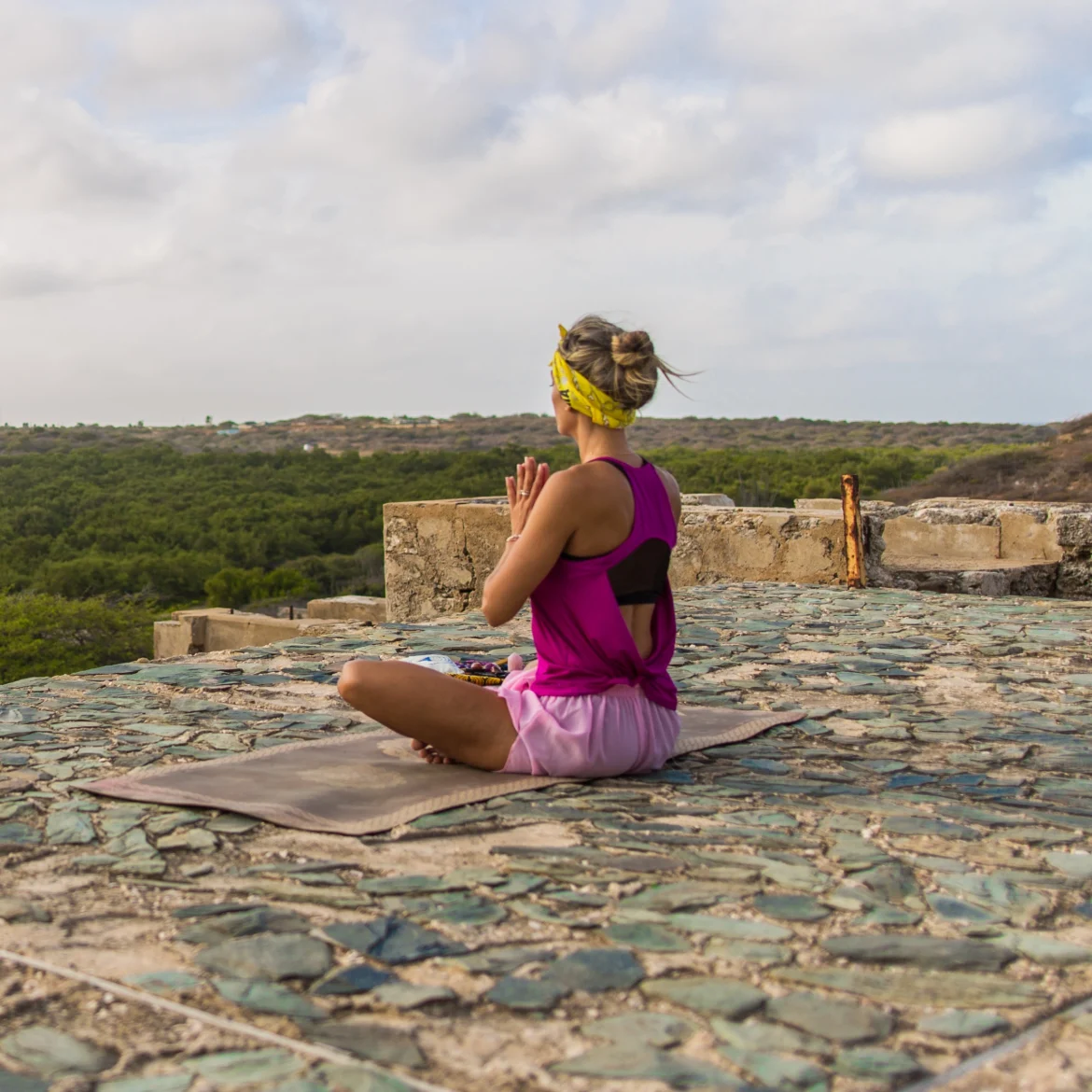 Vrouw doet yoga