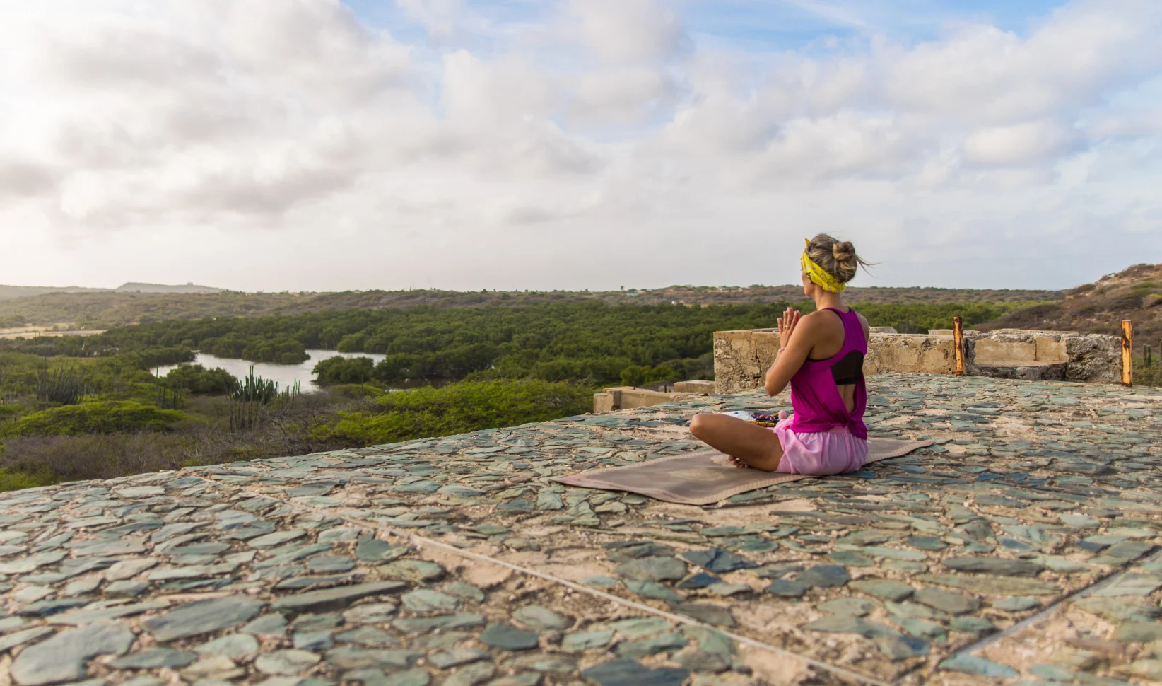 Vrouw doet yoga