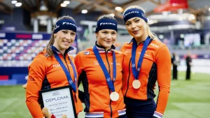 Thumbnail voor Suzanne Schulting viert wereldtitel met Oranje-sprintteam: 'Goud staat jullie goed'