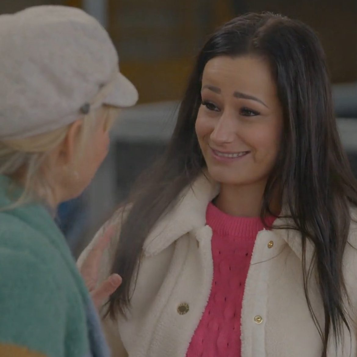 Yvon helpt Deedry met haar voorbereiden voor de dagdate in 'Boer zoekt vrouw'