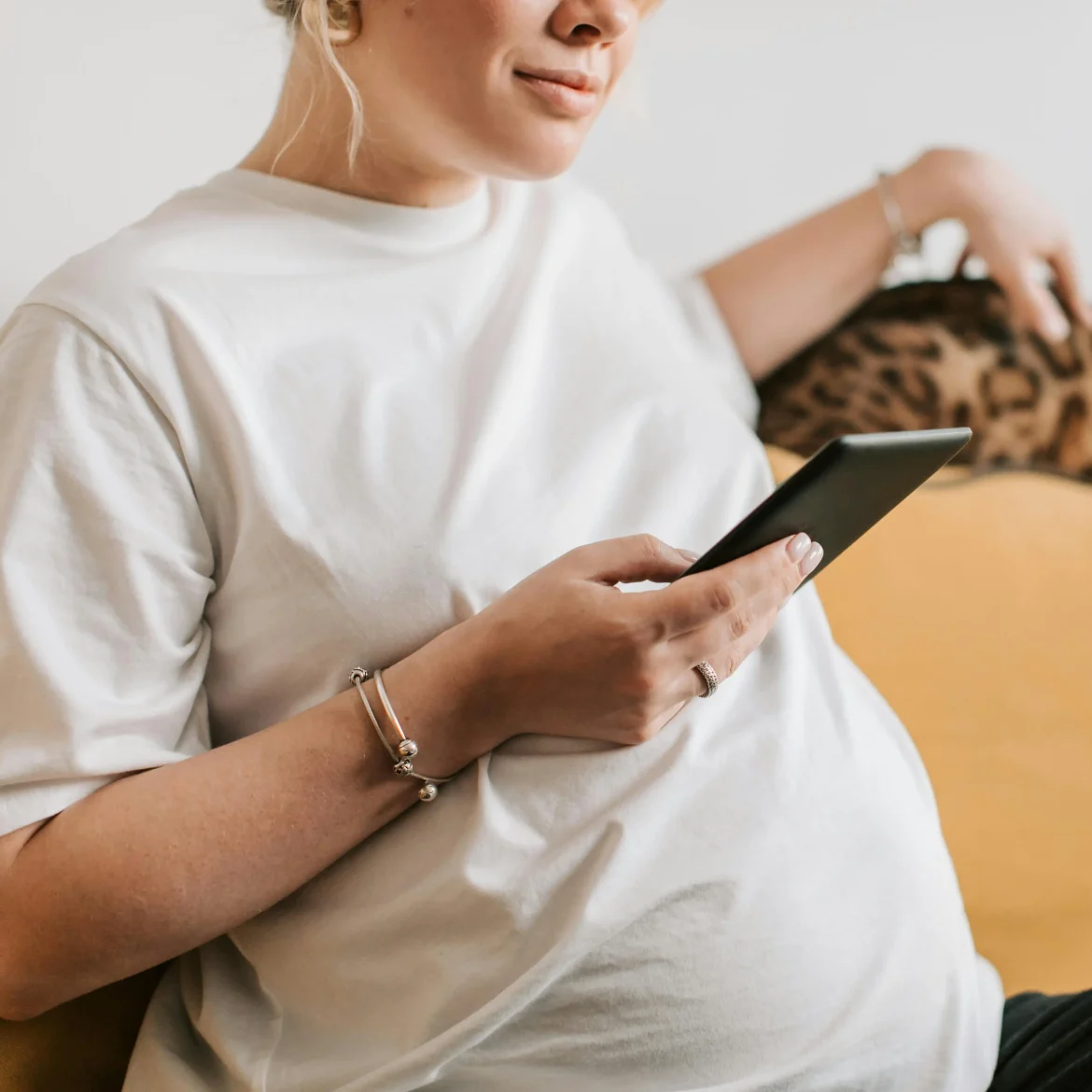 Vrouw kijkt op telefoon naar zwangerschapsboxen