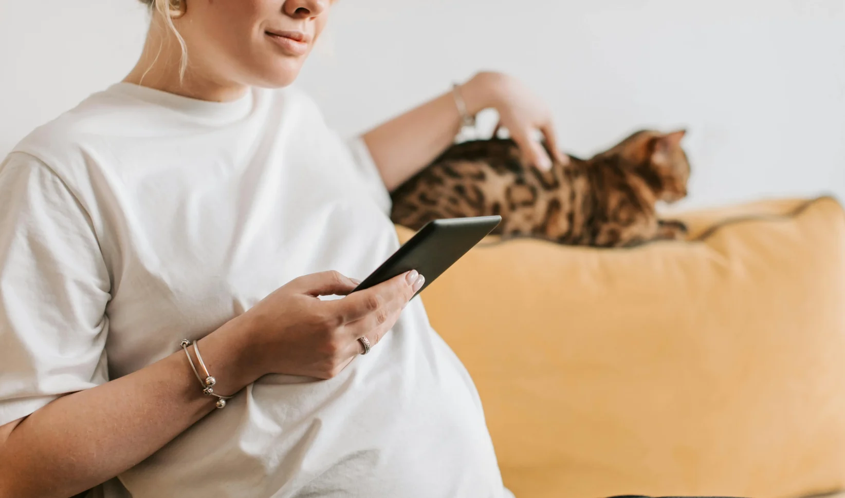 Vrouw kijkt op telefoon naar zwangerschapsboxen