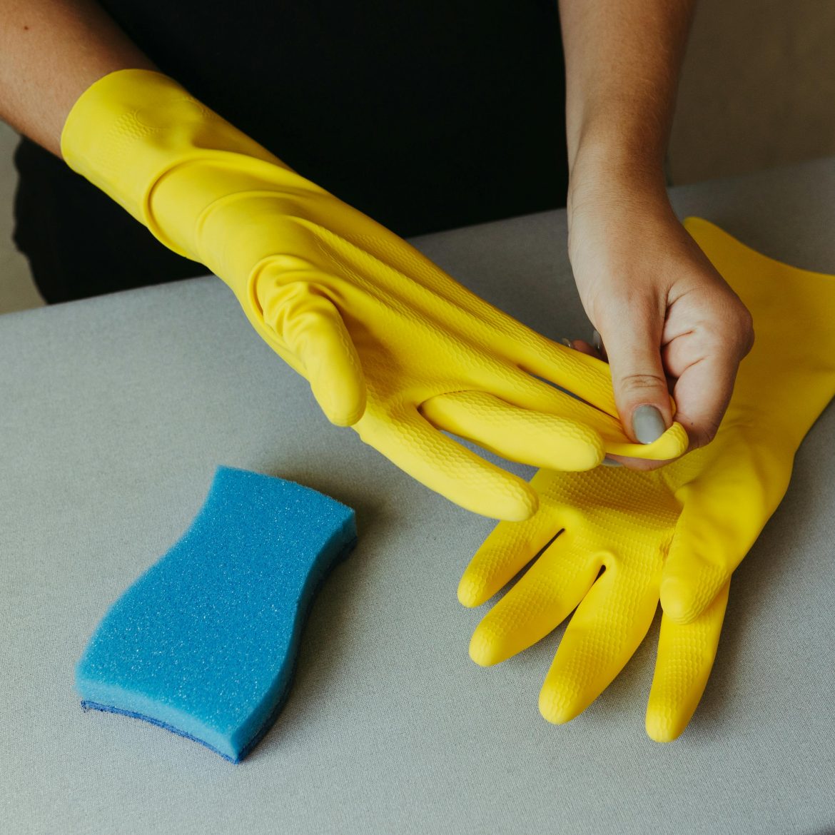 Handschoenen in de aanslag: zó verwijder jij die groene aanslag van je terras