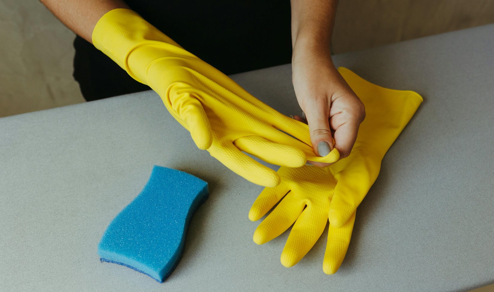 Handschoenen in de aanslag: zó verwijder jij die groene aanslag van je terras