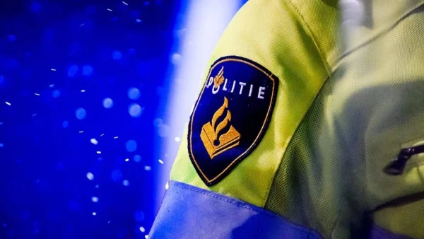 Een arrestant is overleden nadat hij onwel werd op de binnenplaats van het politiebureau in Oss. De man was aangehouden voor een inbraak in de Noord-Brabantse plaats.