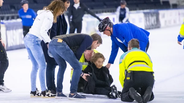 Prinses Margriet is zondag met een ambulance naar het ziekenhuis gebracht na een val op het ijs in stadion Thialf in Heerenveen. De 82-jarige prinses was op dat moment aan het schaatsen voor het sportevenement Hollandse 100.