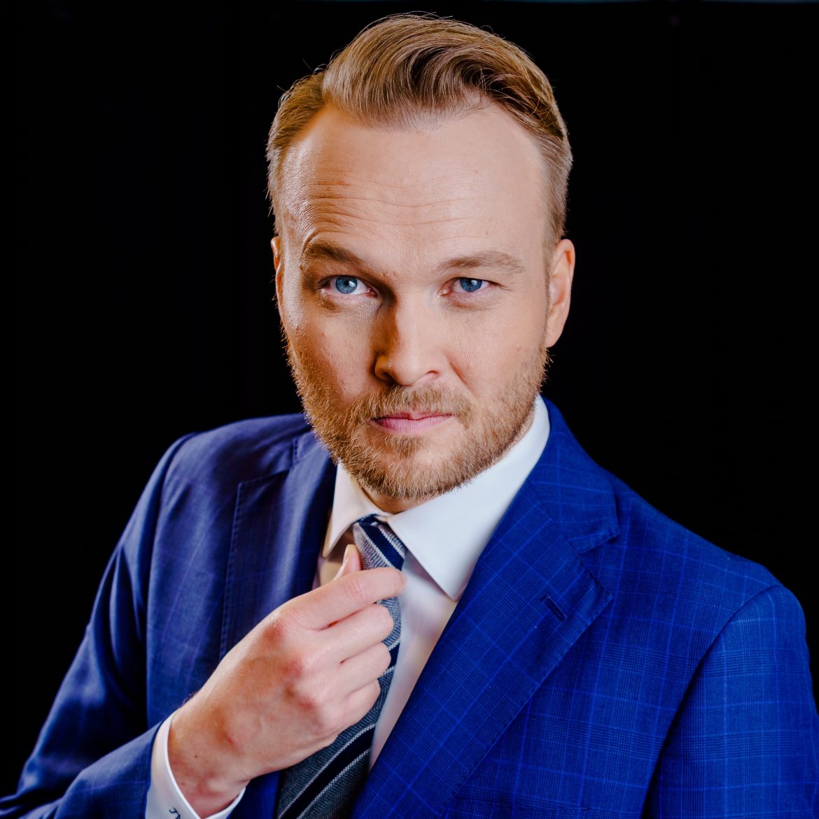 Arjen Lubach in een blauw colbert